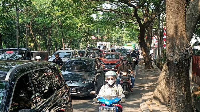 Warga Kesal Macet Ciputat-Lebak Bulus: Galian Tumbuh Seribu, Lainnya Tak Mati