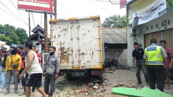 Truk di Bogor Tabrak Rumah-Pelajan Kaki Sampai Luka Berat gegara Rem Blong